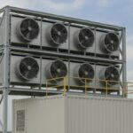 Modulare CO₂-Filteranlage in Containerbauweise mit großen Ventilatoren, entwickelt für Direct Air Capture in China.