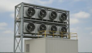 Modulare CO₂-Filteranlage in Containerbauweise mit großen Ventilatoren, entwickelt für Direct Air Capture in China.